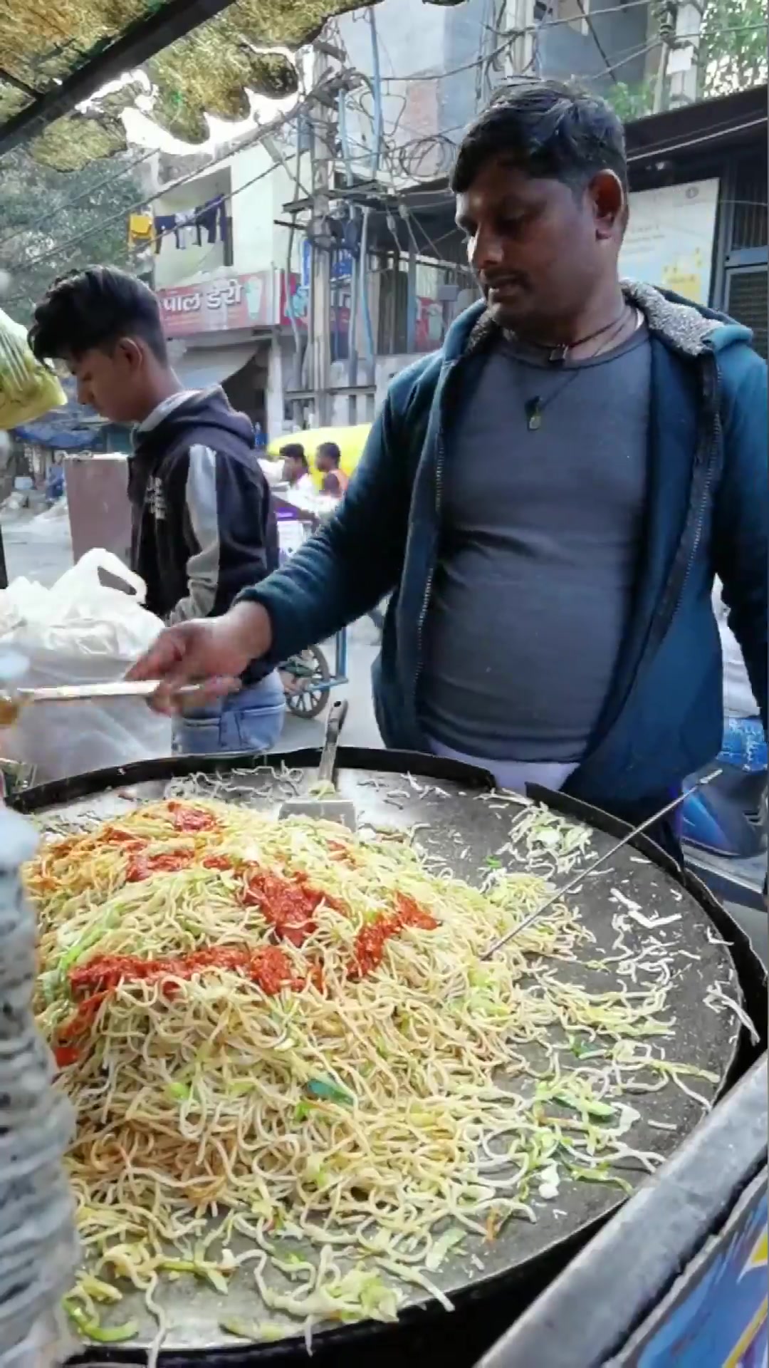 实拍印度当地的特色炒面,眼前这一幕,你别说还挺有食欲!