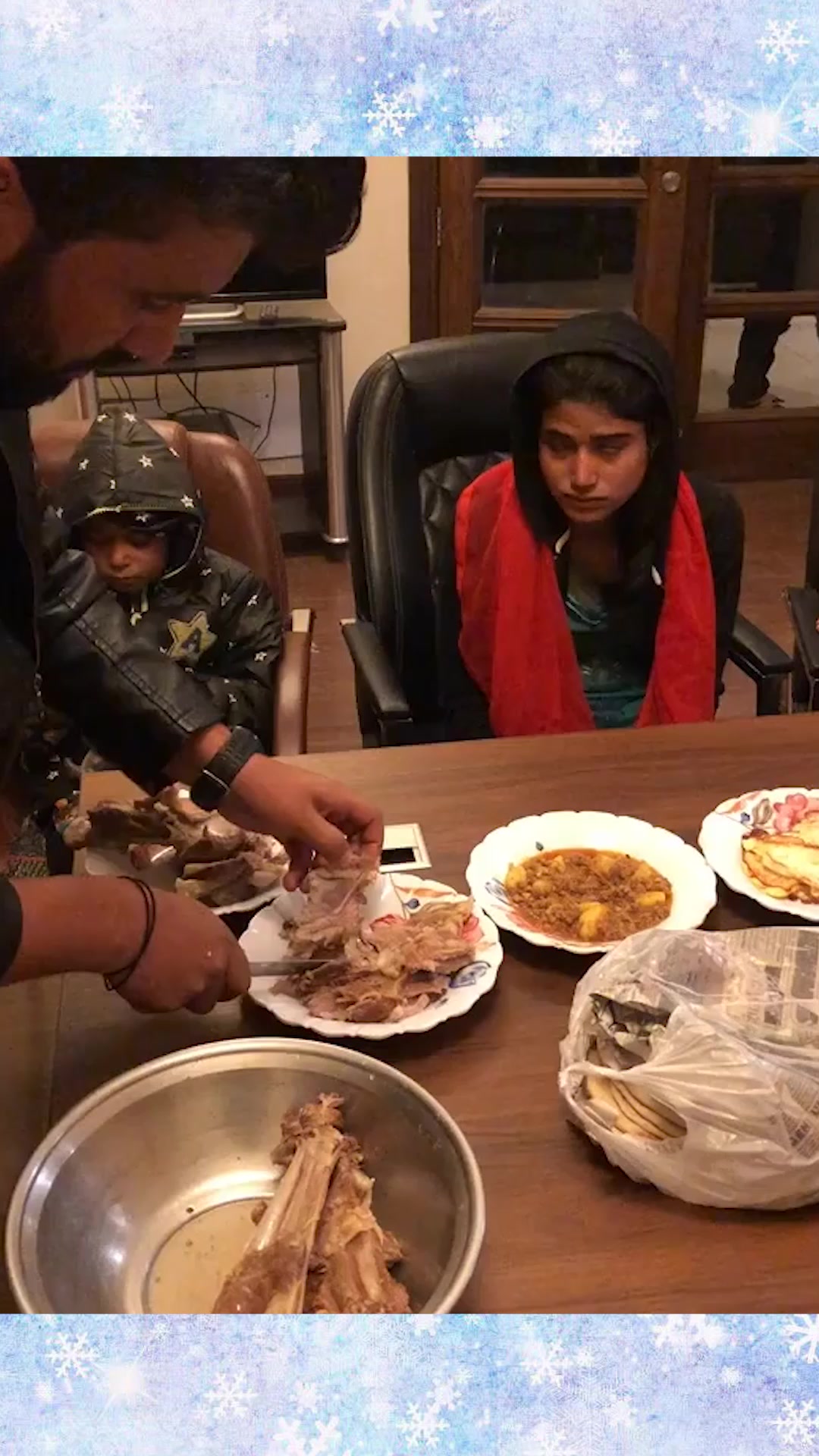 最真实的巴基斯坦贫民区,看到这一桌子的饭菜,真是太有食欲了