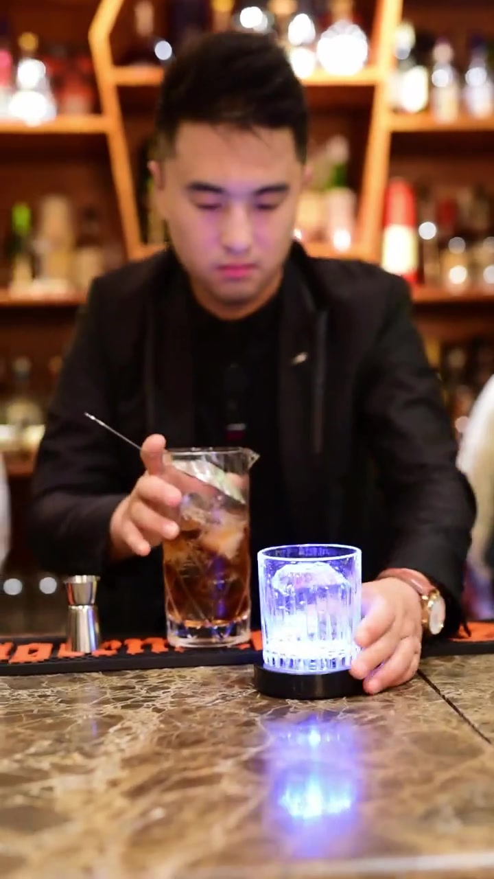 一款诞生在美国的经典鸡尾酒,名为“老广场”,味道很不错