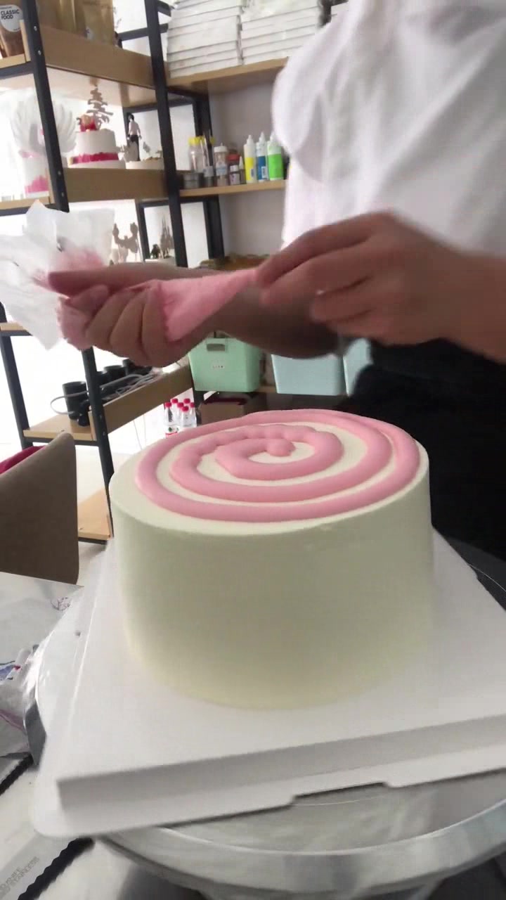 蛋糕这样子做出来,真是瞬间燃起我的少女心呀,唯美梦幻的感觉!