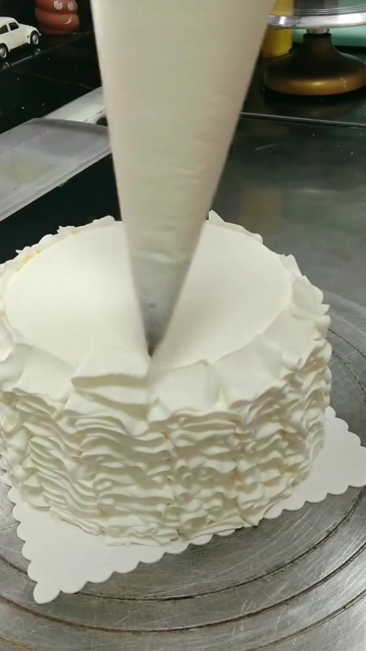 客户让多放点奶油,所以师傅做了一个这样的蛋糕,感觉淡雅高贵啊