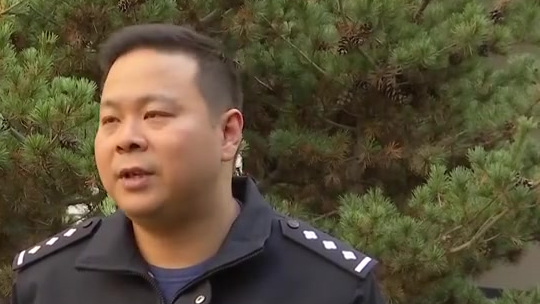 【朋友圈发剧照被爸妈误会要自杀 民警破窗救人女儿懵了:什么事?】11月18日凌晨,一对夫妻