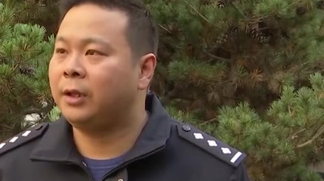 【朋友圈发剧照被爸妈误会要自杀,民警破窗救人女儿懵了:什么事?】11月18日凌晨,一对夫妻