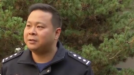 【朋友圈发剧照被爸妈误会要自杀,民警破窗救人女儿懵了:什么事?】11月18日凌晨,一对夫妻