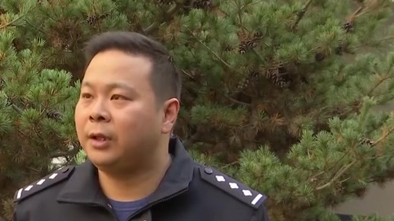 【朋友圈发剧照被爸妈误会要自杀民警破窗救人女儿懵了:什么事?】11月18日凌晨,一对夫妻发
