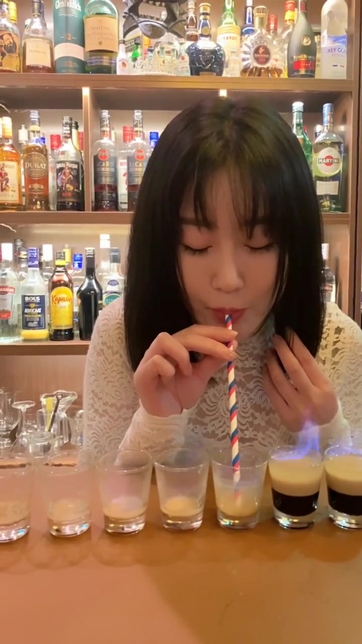 全网最火的鸡尾酒B52-轰炸机,小姐姐一口气竟然喝完了七杯