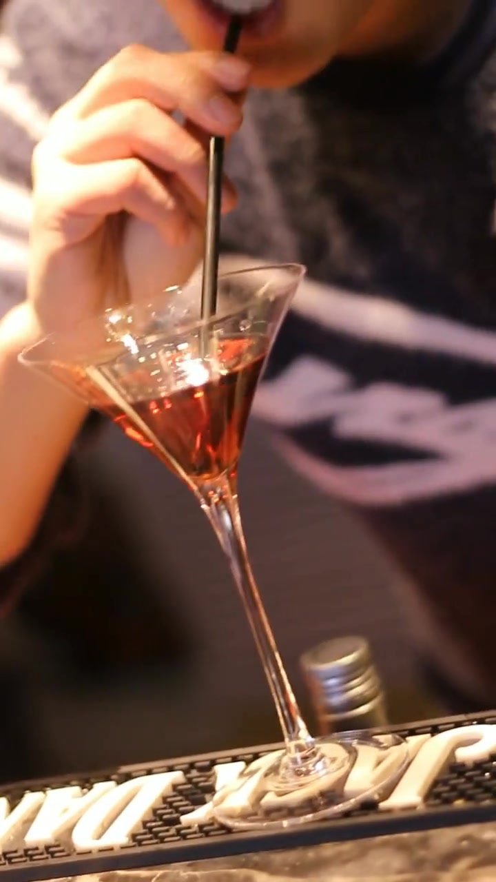 传说中的一杯倒鸡尾酒,不知道威力真的这么大吗?不妨试一试