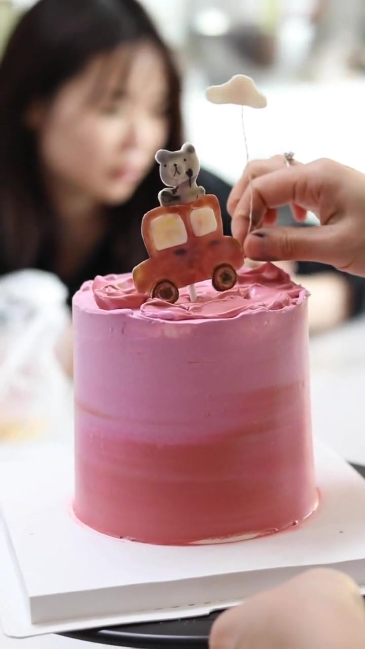 粉色女孩生日蛋糕裱花,成品出来一瞬间,有种想谈恋爱的感觉啊!