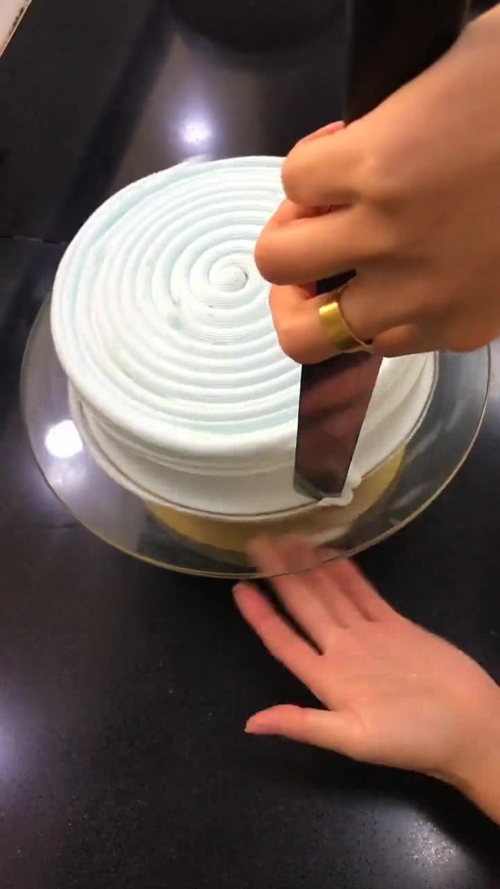 蓝色哆啦a梦水果蛋糕裱花,小孩子过生日可以这样做,卡通又梦幻