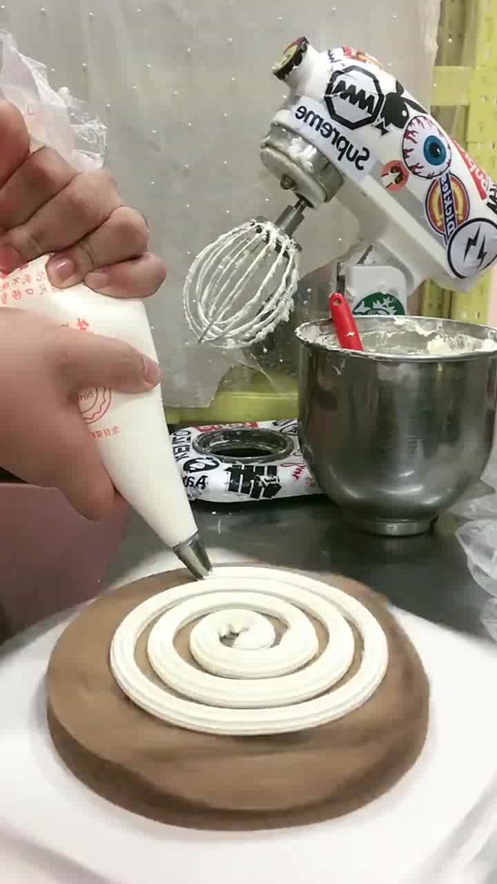 三层草莓蓝莓巧克力奶油蛋糕,成品看得我直流口水,一定很好吃!