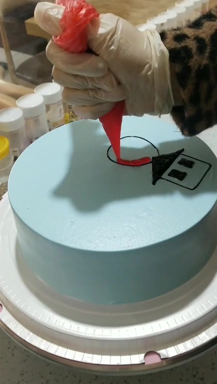 小猪佩奇卡通生日蛋糕,画好图案直接放上摆件,现在做蛋糕好简单