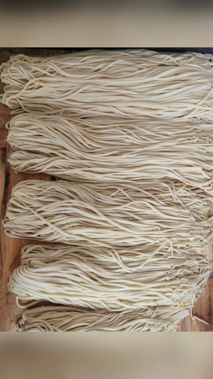 这才是真正的手擀面,看到这一幕我惊呆了,老奶奶的手艺真好