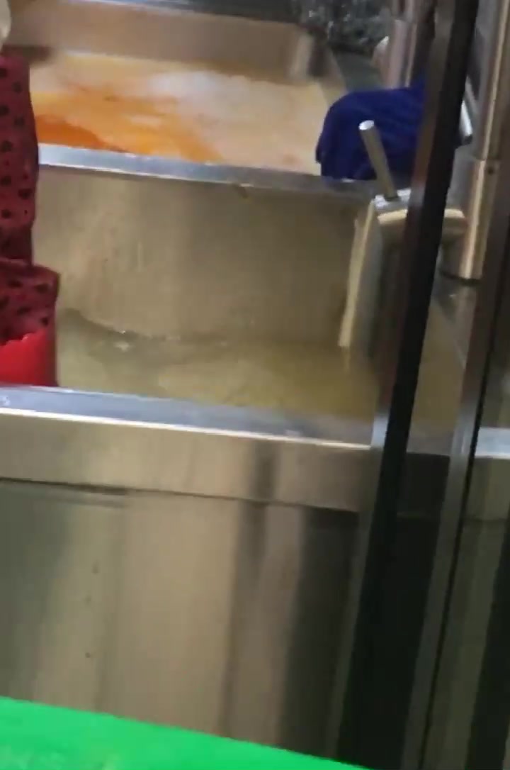 饭店无意间拍到,拉近镜头一看,瞬间就没有食欲了!