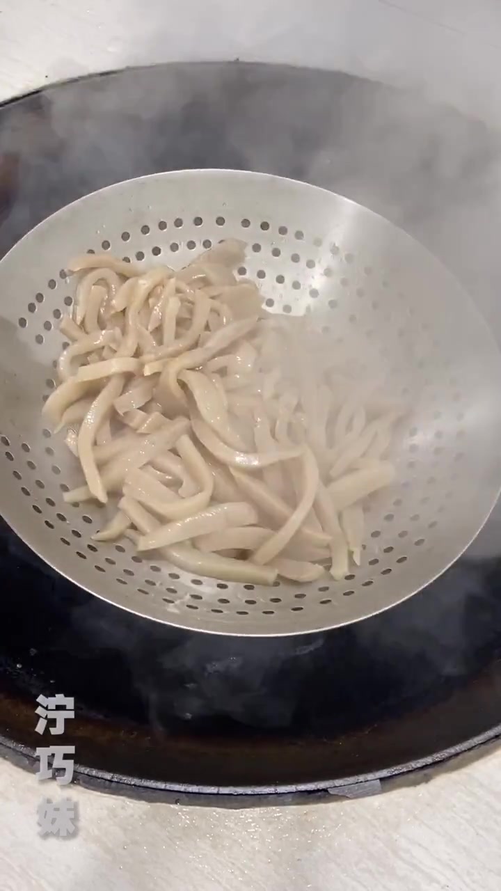 大厨教你魔芋炒肉末做法,简直太好吃了,吃得好过瘾!