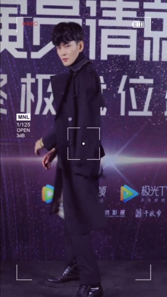 颜卓灵,致敬电影《黑天鹅》经典造型,红毯大展身手!