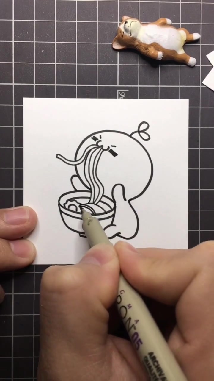 一只正在喝面条的小团子简笔画,真是太可爱了,画的微妙微翘