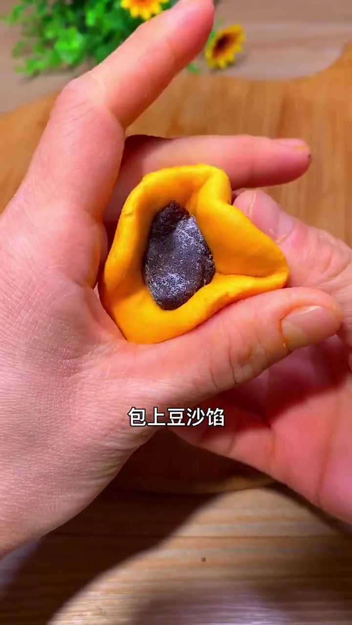 这就是好吃的南瓜椰蓉球,香甜软糯Q弹的美味,做起来简单易学