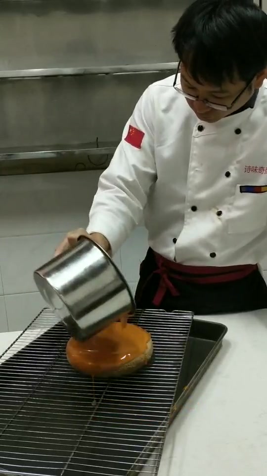 慕斯淋面蛋糕,说实话,装饰之后真不如不装饰好看,你觉得呢?