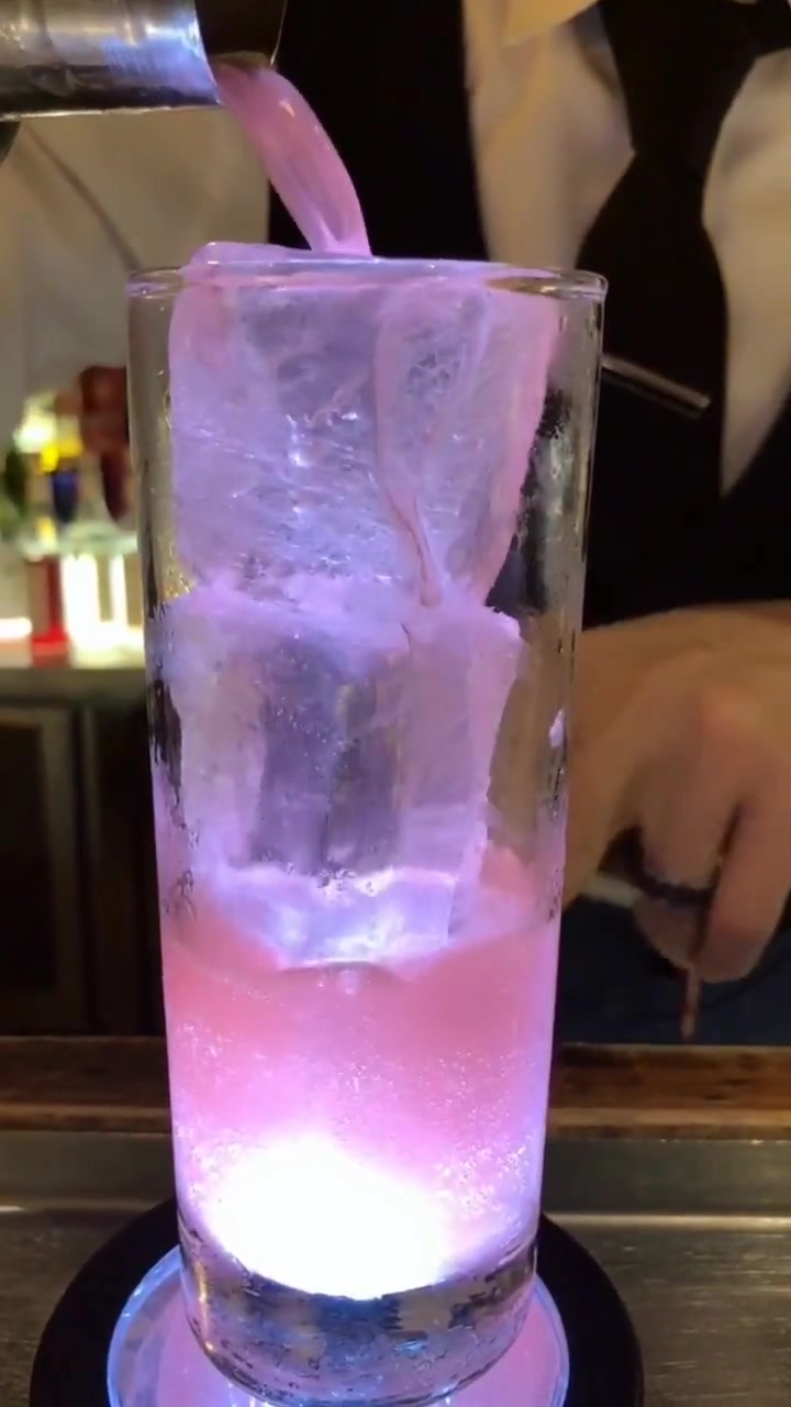 花式调酒师自创的一杯鸡尾酒,名为“粉红女郎”,这颜值也太高了