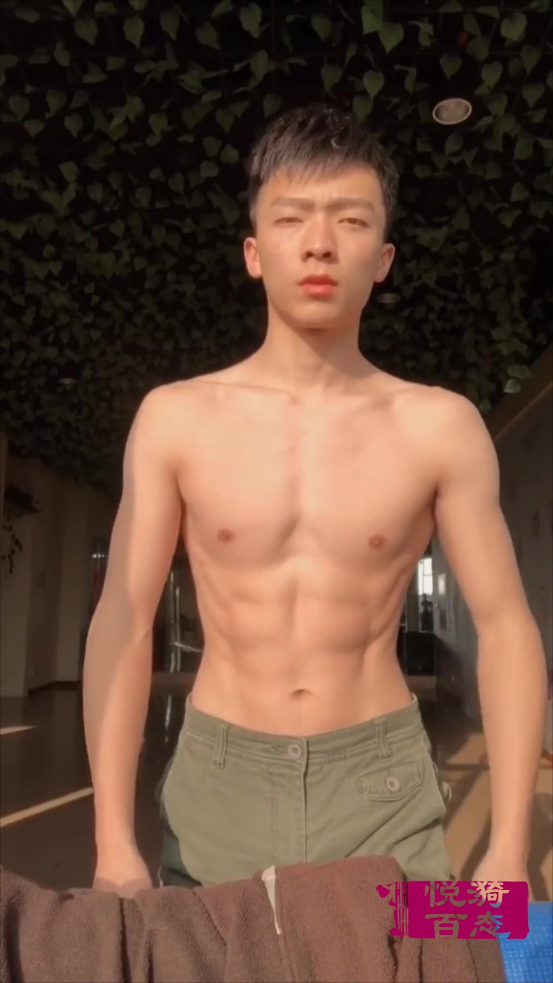 小鲜肉表情酷酷地冲着镜头秀结实的臂肌,腹肌和鲨鱼线如刀刻!