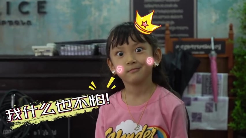 误杀小女孩演技在片场每次给安安买蛋糕吃,她都特别开心!她身上有小孩子的天真,但演技却成熟的