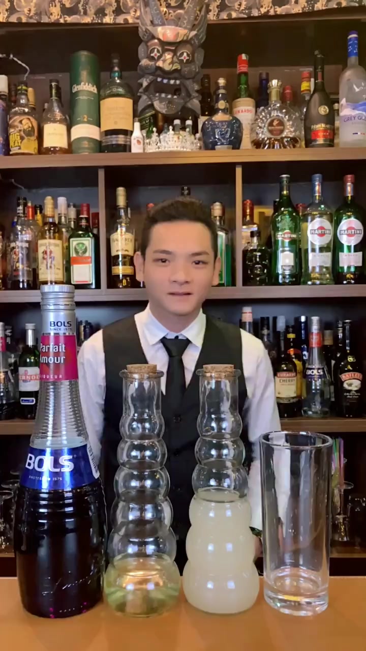 一款低酒精鸡尾酒,名为“紫罗兰菲兹”,适合不胜酒力的女孩子