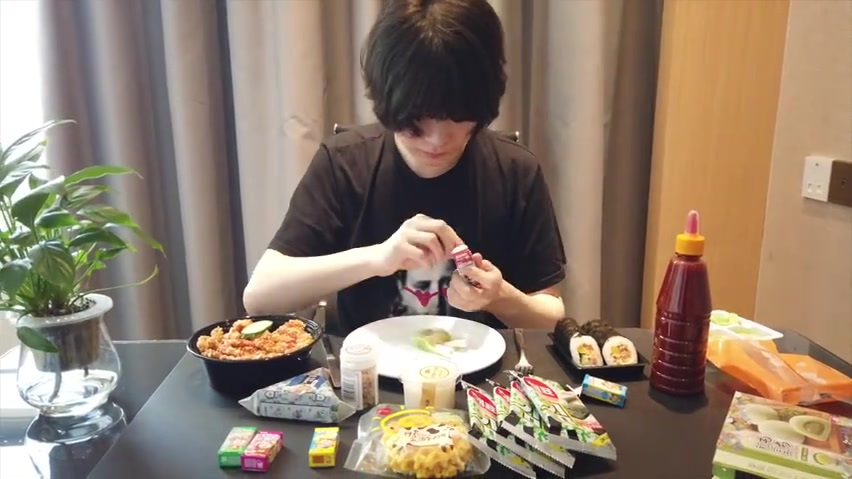 廖大厨来喽!看我娴熟的手法,高级的食材,精致的摆盘!以及廖式黑暗料理首次和大家见面。