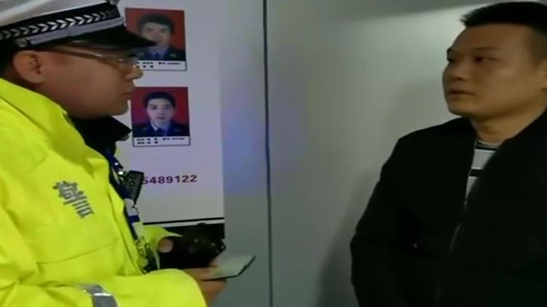 【真就一车面包人:面包车仅剩2个座位,竟塞进11人】近日,民警在昌樟高速昌西南收费站查出一