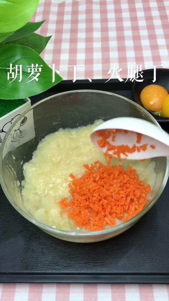 超越土豆饼、鸡蛋饼的“田园蛋黄饼”,这么做鸡蛋,营养翻倍哦