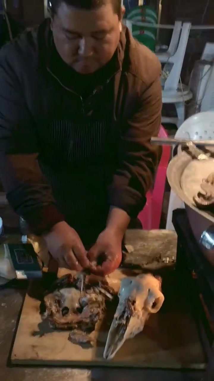 见识一下新疆的特色羊头,其中最好吃的部位,当属为羊脑!