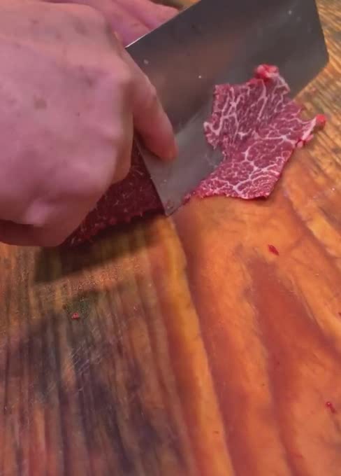 一片片切下来后,也许会颠覆你对雪花牛肉的认知,我是长见识了