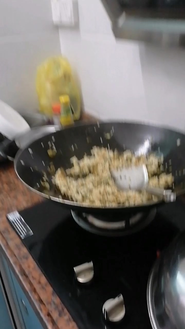 美好的一天开始了,媳妇在做的美味的酸菜肉丝炒饭!