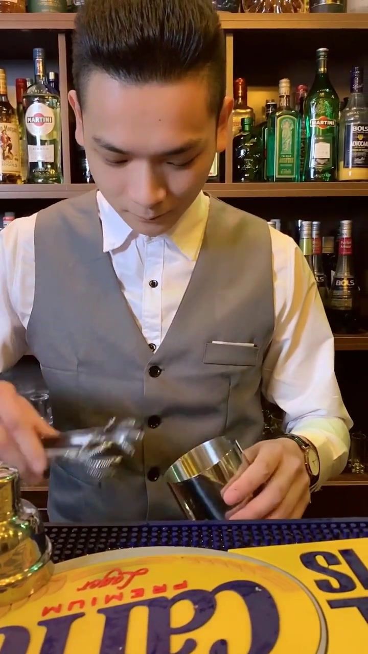 经典的鸡尾酒:龙舌兰日出,橙汁和红石榴交织而成的色调,太美了
