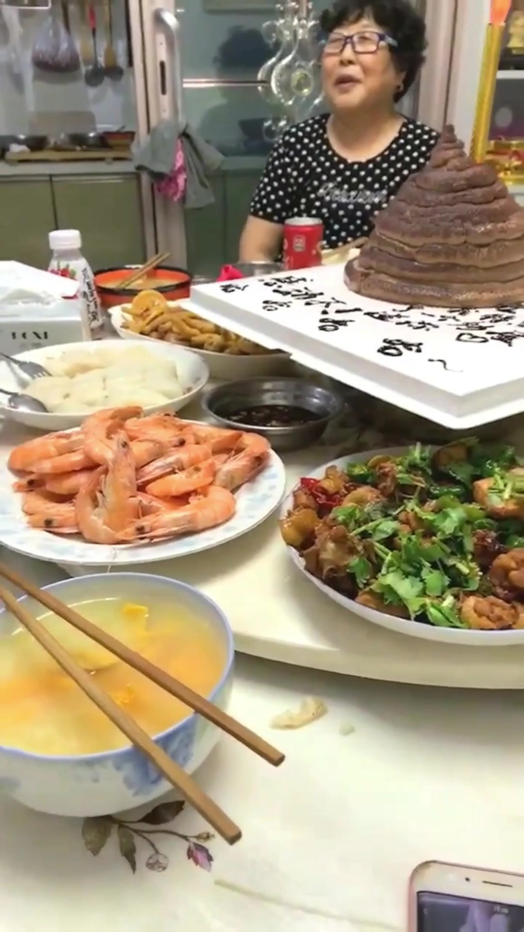 男友专门给老爸定制的生日蛋糕,眼前这一幕,我想和他分手!