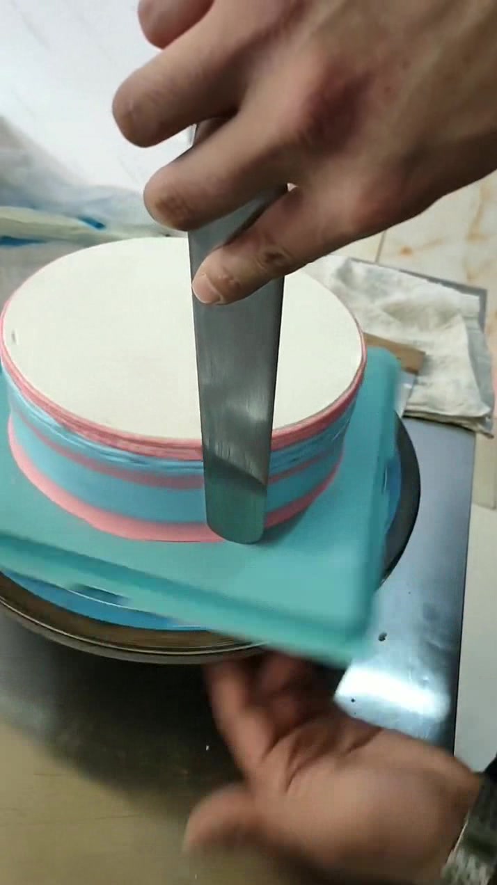 师傅!我想要个这种蛋糕,其他不变,卡通女孩换成我女友的脸就行