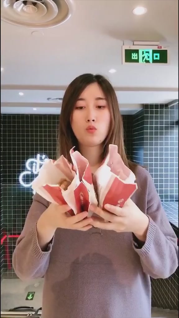 肯德基做的巧克力流心蛋糕还挺好吃的