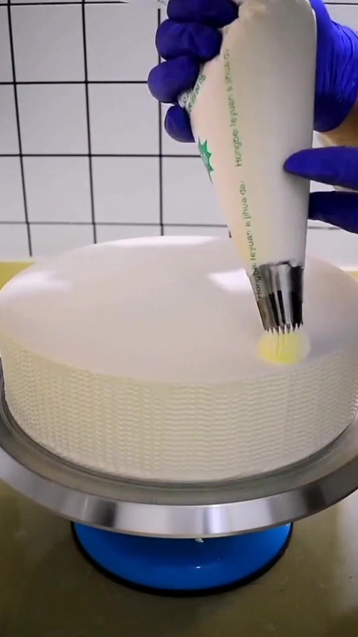 一眼看上去,惊艳了时光的白奶油草莓蛋糕,大师傅这成品美极了!