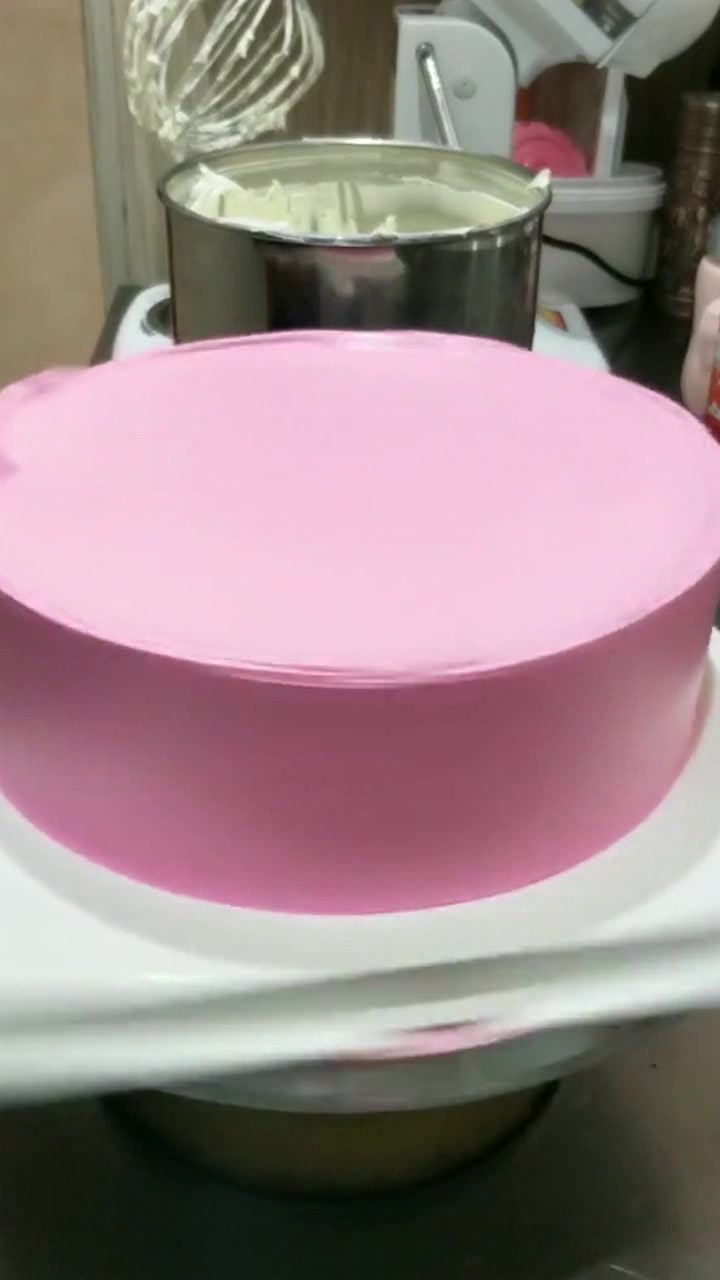 粉嘟嘟的奶油蛋糕,特别适合做给女孩子过生日,简单漂亮还好做!