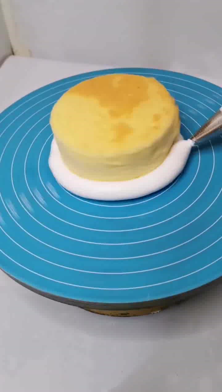 蛋糕样子是很可爱,不过成品不够萌,你觉得加点什么会更好一些?