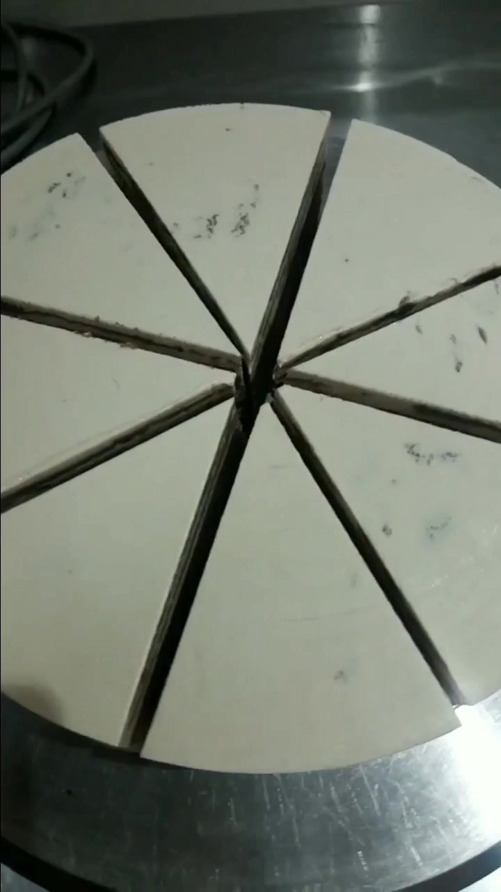 蛋糕师做的情侣蛋糕,看到成品瞬间不想要了,网友:这嘴过分了!
