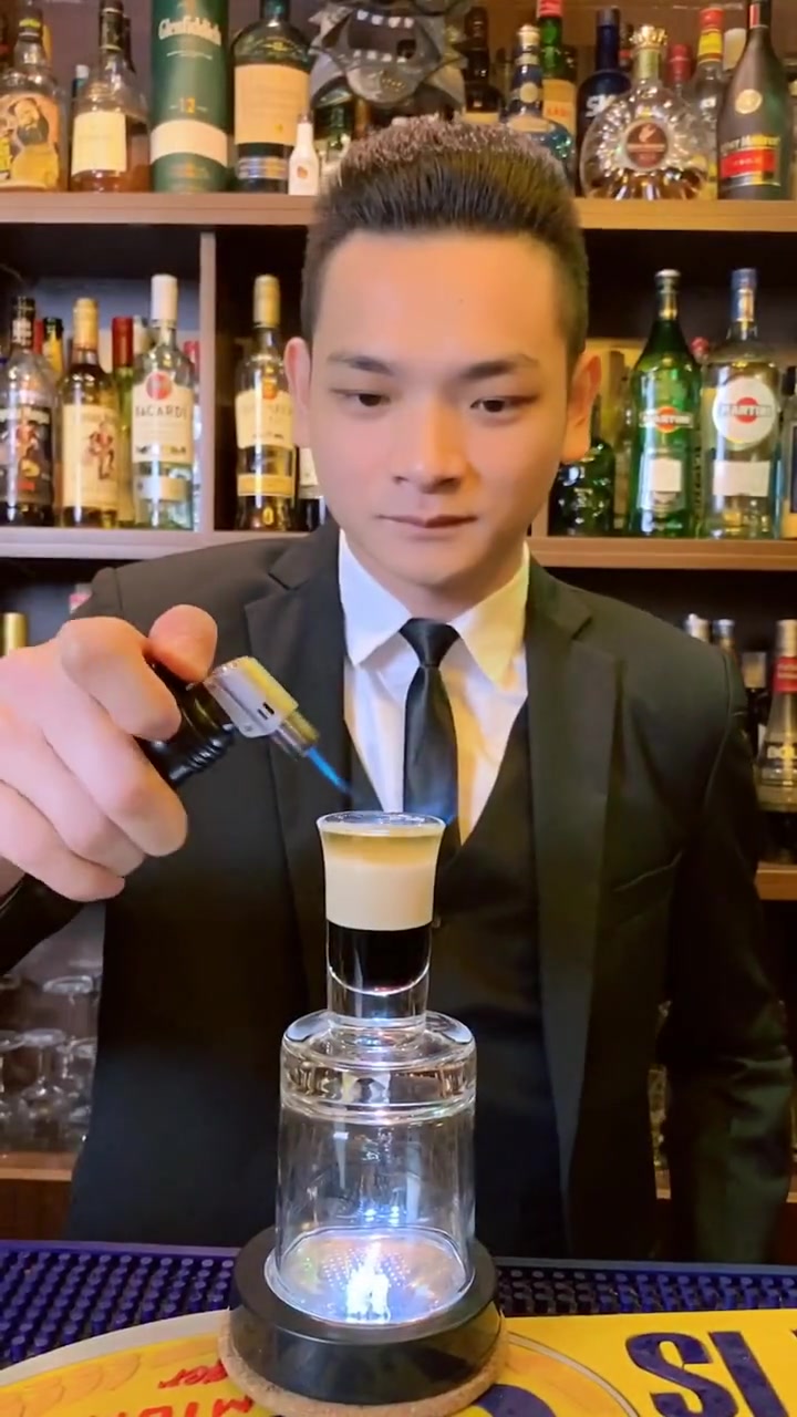 最火的鸡尾酒莫过于B52轰炸机了,你喝过吗?确实值得一试