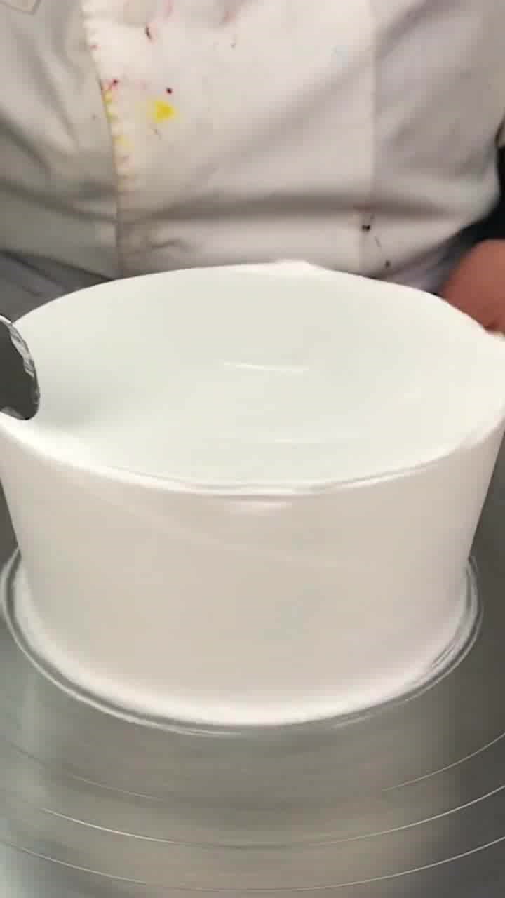 圆形火龙果蛋糕,黑果酱点籽籽很好玩的样子,喜欢奶油的有口福了