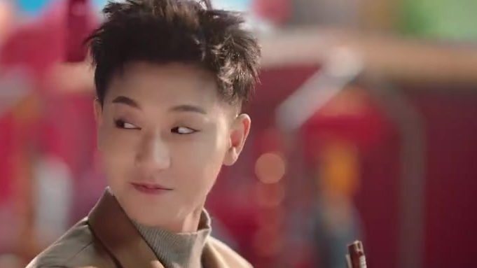 作为一个在外打拼的演员,有的时候过年还在组里拍摄,感觉对父母有些许歉疚,今年趁着能在家和父