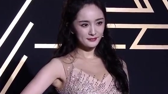 2019腾讯视频星光大赏红毯视频,你们的皮皮幂上线啦～杨幂调侃粉色裙摆太沉了,俏皮不失优雅