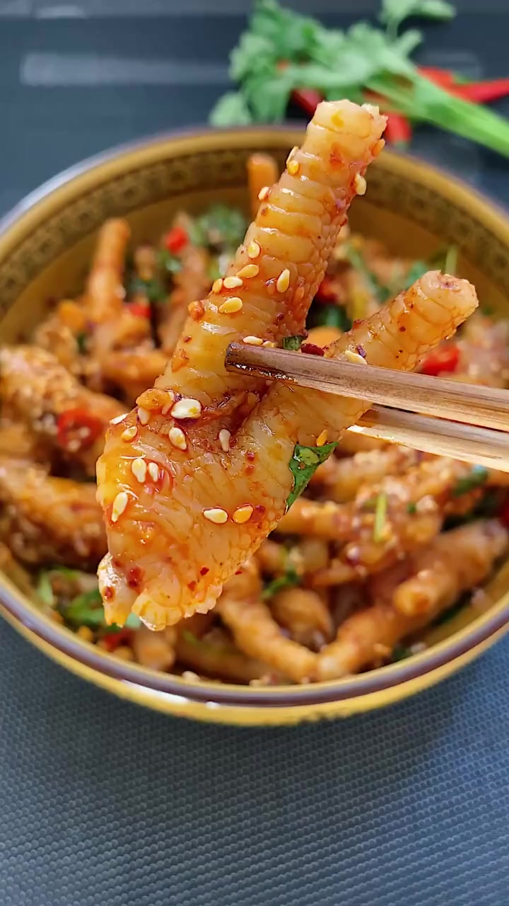 这才是凉拌鸡爪做法,味道香辣爽口,酸香四溢