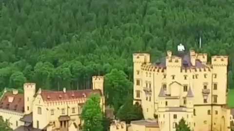 德国巴伐利亚州的旧天鹅堡,童话色彩极浓。