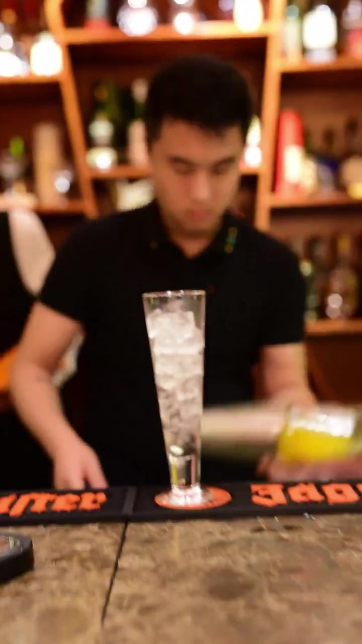 调酒师教你制作波本玫瑰鸡尾酒,最后用玫瑰点缀,充满了情调