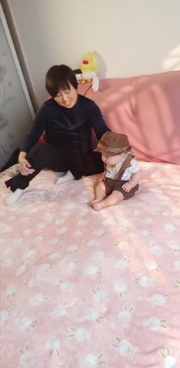 今天宝宝在家拍百岁照