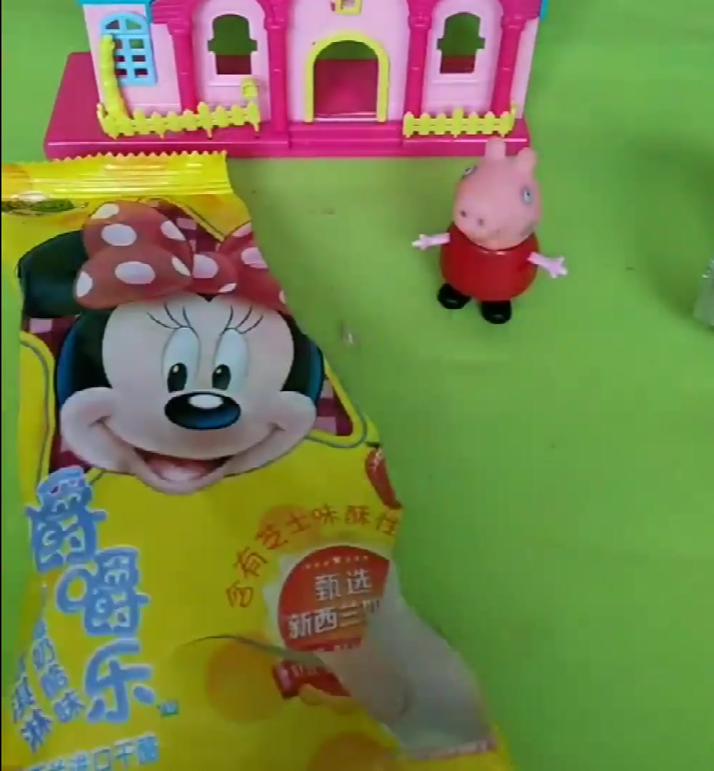 佩奇把冰激凌吃完了,用彩泥给乔治做冰激凌,乔治打开发现有弹性