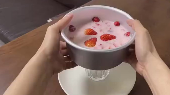 【草莓慕斯蛋糕】不用烤箱也能做~